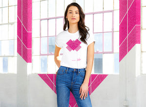 Maglietta a maniche corte donna, 100% cotone di qualità, eco friendly. T Shirt bianca con stampa originale colorata e incentrata sull’essenza, significato, psicologia e proprietà del colore magenta, sugli stimoli prodotti a livello emotivo e vibrazionale.