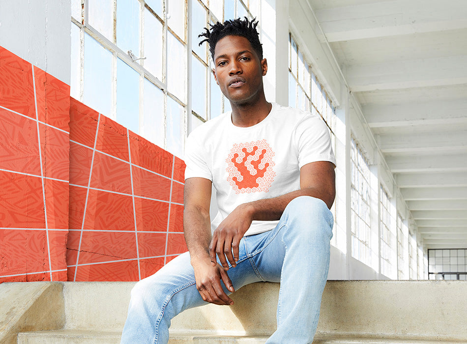 Maglietta a maniche corte uomo, 100% cotone di qualità, eco friendly. T Shirt bianca con stampa originale colorata e incentrata sull’essenza, significato, psicologia e proprietà del colore corallo, sugli stimoli prodotti a livello emotivo e vibrazionale.