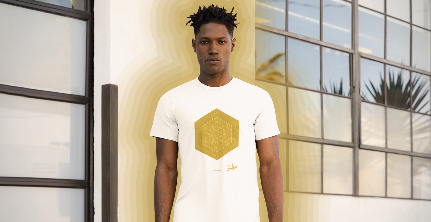 T Shirt bianca con stampa originale colorata, con simboli geometrici, dal design incentrato sull’essenza, significato, personalità, psicologia e proprietà del colore oro, sugli stimoli prodotti a livello emotivo ed energetico vibrazionale.