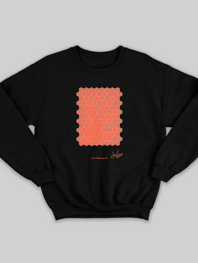 Felpa da uomo - donna senza cappuccio, girocollo, a maniche lunghe. Sweatshirt in versione nera con stampa colorata personalizzata incentrata sull’essenza, significato, personalità, psicologia, e proprietà del colore corallo, sugli stimoli prodotti a livello emotivo ed energetico vibrazionale.