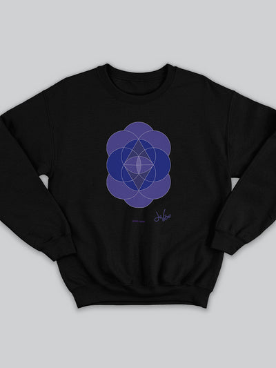 Felpa da uomo - donna senza cappuccio, girocollo, a maniche lunghe. Sweatshirt in versione nera con stampa colorata personalizzata incentrata sull’essenza, significato, personalità, psicologia, e proprietà del colore indaco, sugli stimoli prodotti a livello emotivo ed energetico vibrazionale.