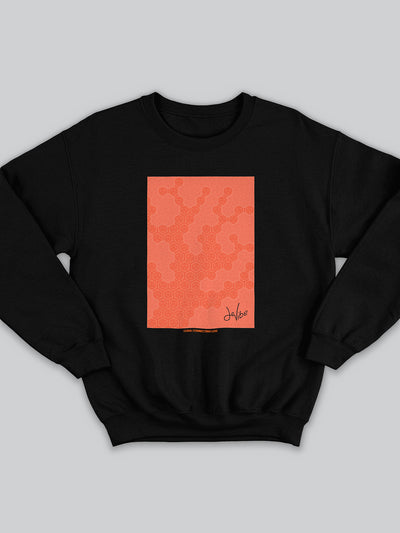 Felpa da uomo - donna senza cappuccio, girocollo, a maniche lunghe. Sweatshirt in versione nera con stampa colorata personalizzata incentrata sull’essenza, significato, personalità, psicologia, e proprietà del colore corallo, sugli stimoli prodotti a livello emotivo ed energetico vibrazionale.