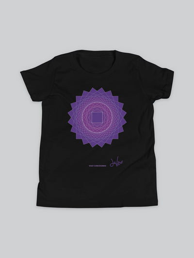 Maglietta a maniche corte da bambino, 100% cotone di alta qualità, eco friendly. T Shirt in versione con stampa colorata personalizzata incentrata sull’essenza, significato, personalità, psicologia, e proprietà del colore viola, sugli stimoli prodotti a livello emotivo ed energetico vibrazionale.