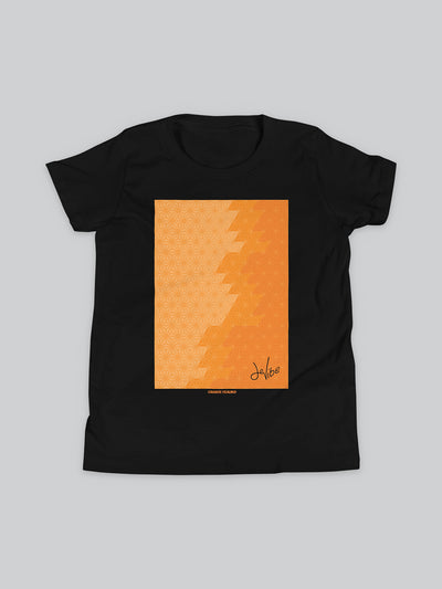 Maglietta a maniche corte da bambino, 100% cotone di alta qualità, eco friendly. T Shirt in versione nera con stampa colorata personalizzata incentrata sull’essenza, significato, personalità, psicologia, e proprietà del colore arancione, sugli stimoli prodotti a livello emotivo ed energetico vibrazionale.