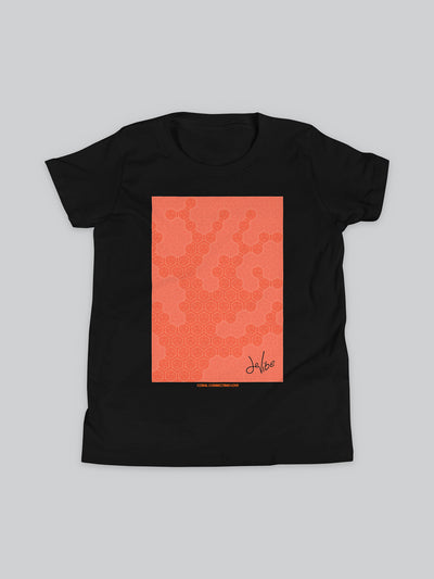 Maglietta a maniche corte da bambino, 100% cotone di alta qualità, eco friendly. T Shirt in versione nera con stampa colorata personalizzata incentrata sull’essenza, significato, personalità, psicologia, e proprietà del colore corallo, sugli stimoli prodotti a livello emotivo ed energetico vibrazionale.