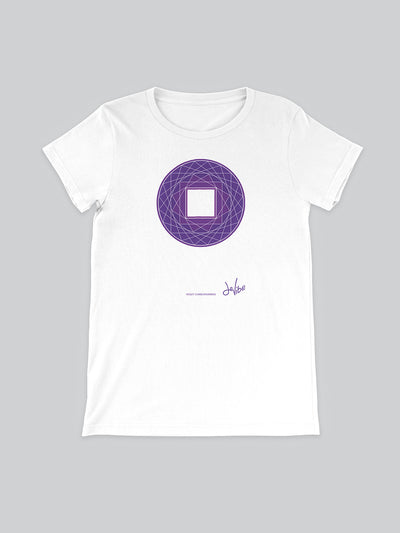 Maglietta sciancrata a maniche corte da donna, 100% cotone biologico, eco friendly. T Shirt in versione bianca con stampa colorata personalizzata incentrata sull’essenza, significato, personalità, psicologia, e proprietà del colore viola, sugli stimoli prodotti a livello emotivo ed energetico vibrazionale.