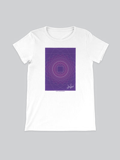 Maglietta sciancrata a maniche corte da donna, 100% cotone biologico, eco friendly. T Shirt in versione bianca con stampa colorata personalizzata incentrata sull’essenza, significato, personalità, psicologia, e proprietà del colore viola, sugli stimoli prodotti a livello emotivo ed energetico vibrazionale.