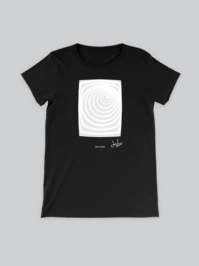 Maglietta sciancrata a maniche corte da donna, 100% cotone biologico, eco friendly. T Shirt in versione nera con stampa colorata personalizzata incentrata sull’essenza, significato, personalità, psicologia, e proprietà del colore bianco, sugli stimoli prodotti a livello emotivo ed energetico vibrazionale.