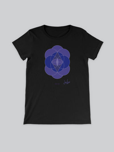 Maglietta sciancrata a maniche corte da donna, 100% cotone biologico, eco friendly. T Shirt in versione nera con stampa colorata personalizzata incentrata sull’essenza, significato, personalità, psicologia, e proprietà del colore indaco, sugli stimoli prodotti a livello emotivo ed energetico vibrazionale.