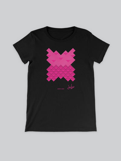 Maglietta sciancrata a maniche corte da donna, 100% cotone biologico, eco friendly. T Shirt in versione nera con stampa colorata personalizzata incentrata sull’essenza, significato, personalità, psicologia, e proprietà del colore magenta, sugli stimoli prodotti a livello emotivo ed energetico vibrazionale.