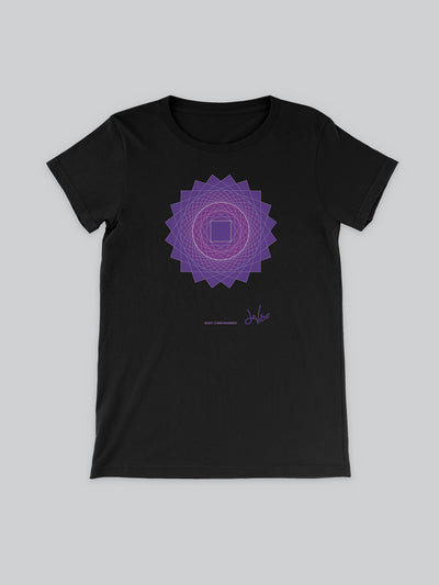 Maglietta sciancrata a maniche corte da donna, 100% cotone biologico, eco friendly. T Shirt in versione nera con stampa colorata personalizzata incentrata sull’essenza, significato, personalità, psicologia, e proprietà del colore viola, sugli stimoli prodotti a livello emotivo ed energetico vibrazionale.