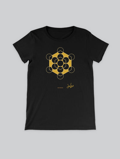 Maglietta sciancrata a maniche corte da donna, 100% cotone biologico, eco friendly. T Shirt in versione nera con stampa colorata personalizzata incentrata sull’essenza, significato, personalità, psicologia, e proprietà del colore oro, sugli stimoli prodotti a livello emotivo ed energetico vibrazionale.