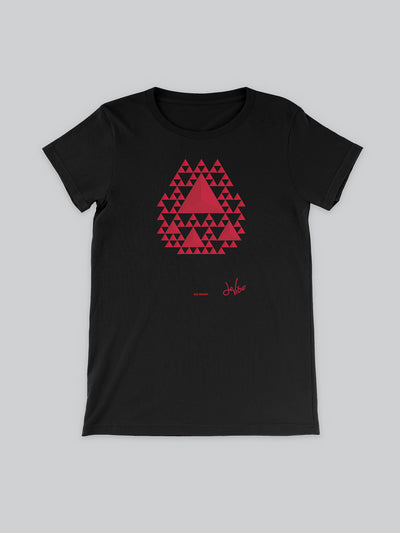Maglietta sciancrata a maniche corte da donna, 100% cotone biologico, eco friendly. T Shirt in versione nera con stampa colorata personalizzata incentrata sull’essenza, significato, personalità, psicologia, e proprietà del colore rosso, sugli stimoli prodotti a livello emotivo ed energetico vibrazionale.