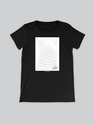 Maglietta sciancrata a maniche corte da donna, 100% cotone biologico, eco friendly. T Shirt in versione nera con stampa colorata personalizzata incentrata sull’essenza, significato, personalità, psicologia, e proprietà del colore bianco, sugli stimoli prodotti a livello emotivo ed energetico vibrazionale.