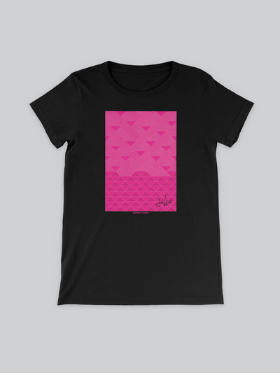 Maglietta sciancrata a maniche corte da donna, 100% cotone biologico, eco friendly. T Shirt in versione nera con stampa colorata personalizzata incentrata sull’essenza, significato, personalità, psicologia, e proprietà del colore magenta, sugli stimoli prodotti a livello emotivo ed energetico vibrazionale.